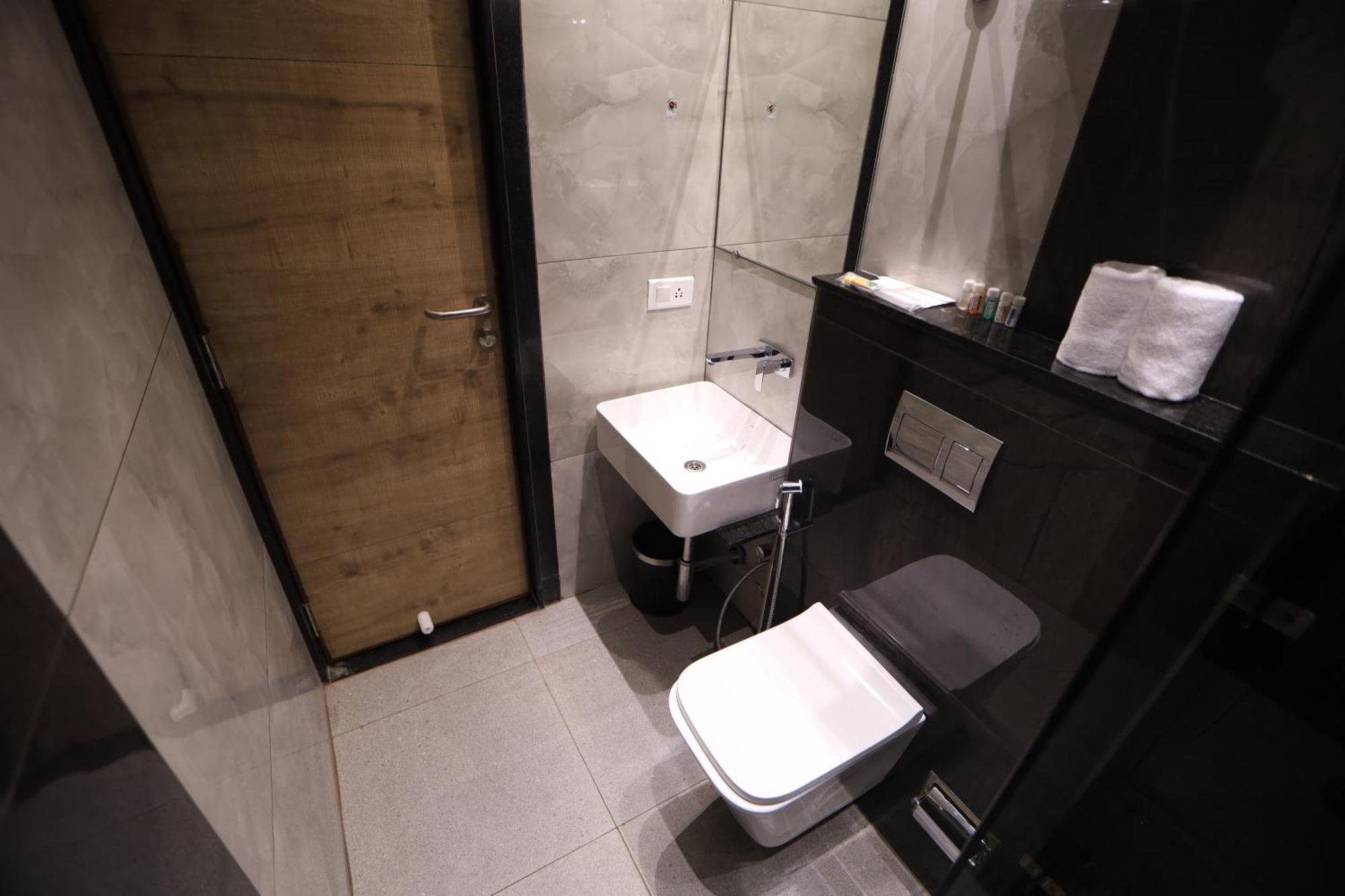 Kings Bury Inn Кумбаконам Екстериор снимка