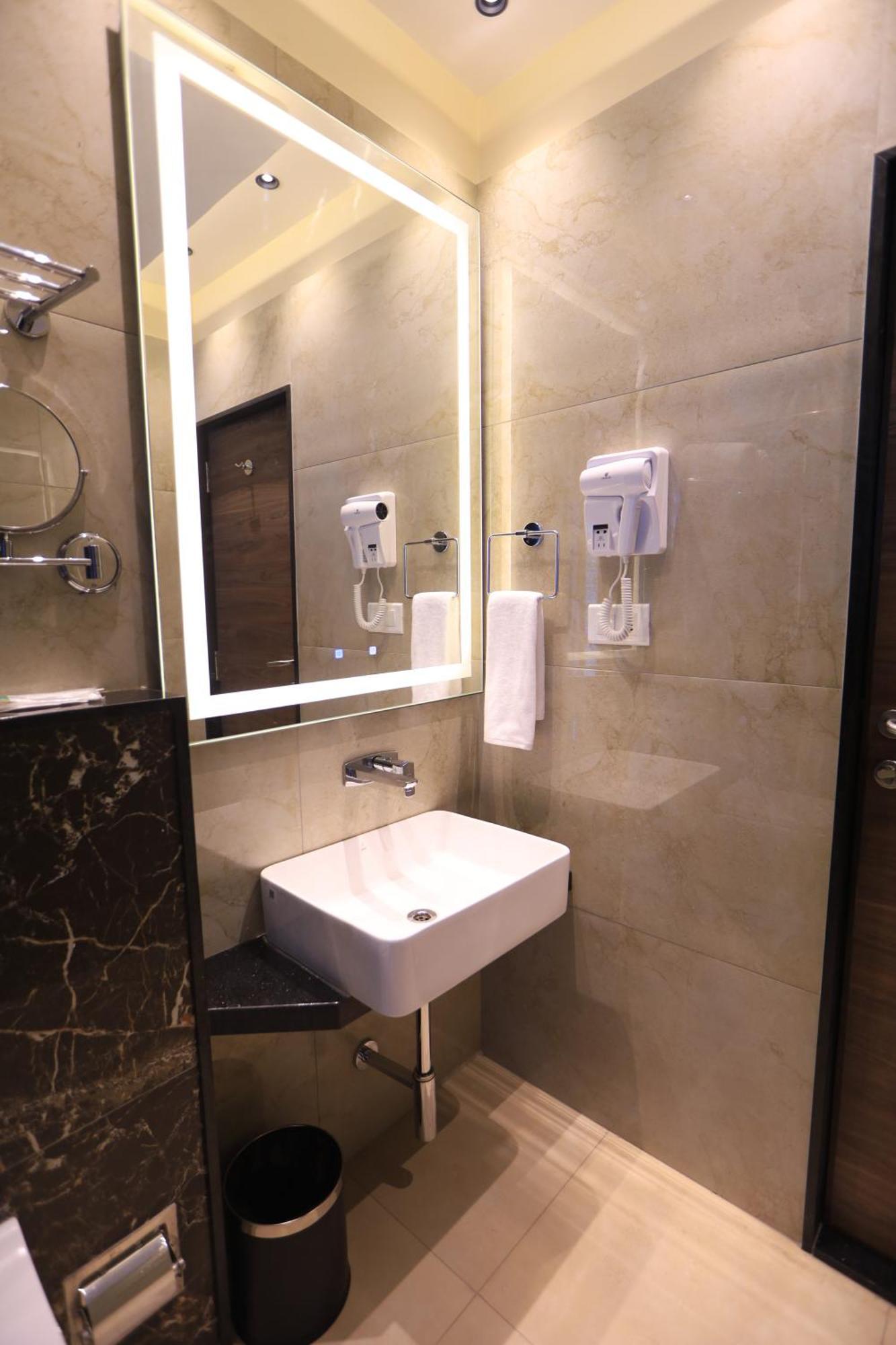 Kings Bury Inn Кумбаконам Екстериор снимка